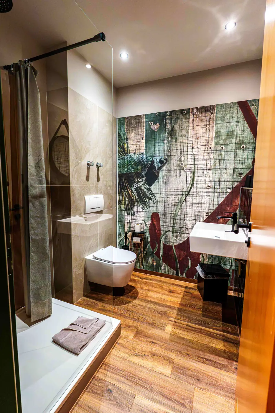 Badezimmer mit Fischtapete, Dusche und Waschbecken im Mezzotel