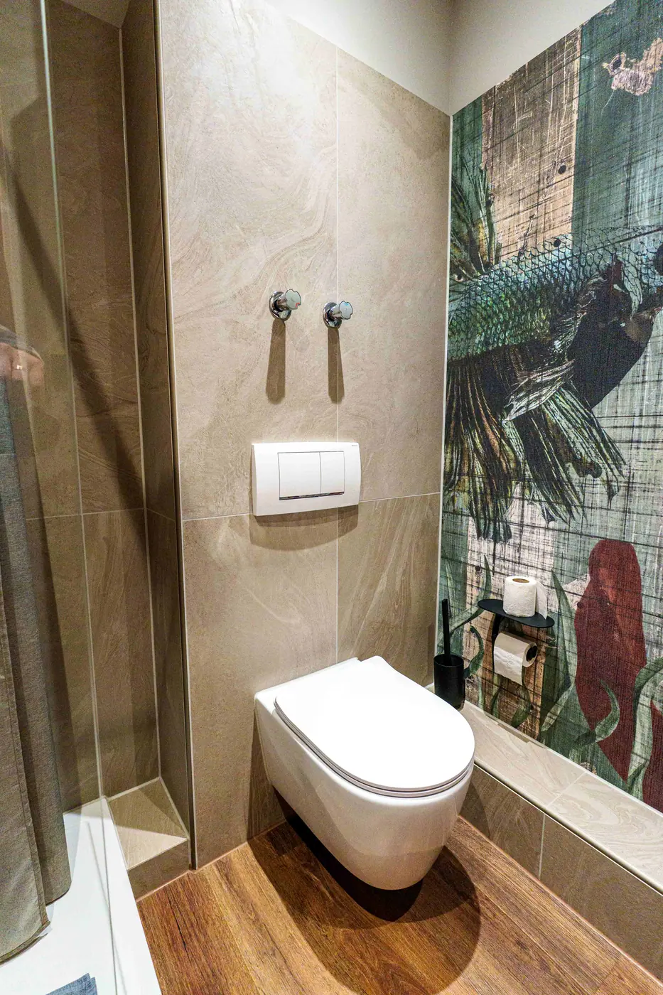 Detailansicht Badezimmer mit Fischtapete und Wand-WC